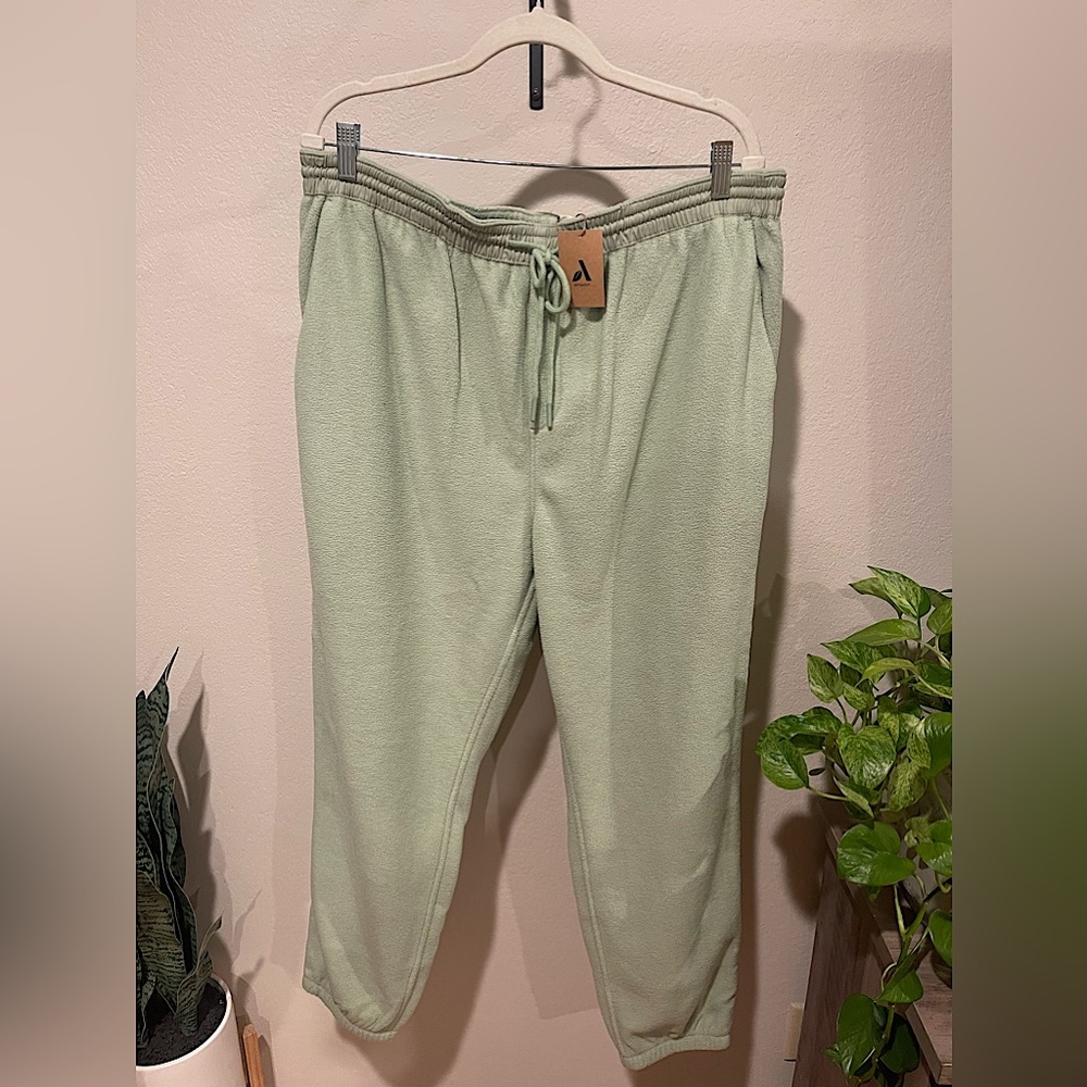 NWT Amazon Essential Unisex RegularFit Microfleece ClosedBottom Sage Green Pants